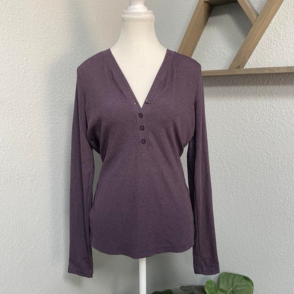 ATHLETA PURPLE HENLEY LONG SLEEVE BUTTON TOP GYM WORKOUT DARK GRUNGE ACTIVEWEAR